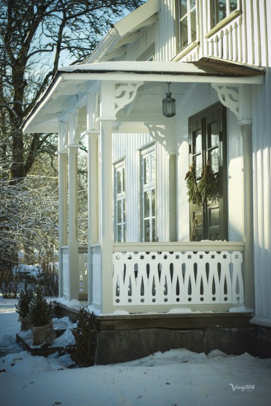 Vinterbild, verandan efter ommålning med linoljefärg